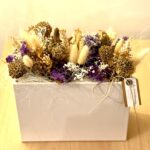 Bloempot wit cube met lavendeltinten🪻💜🤍
(Grootste formaat)en subtiele goudtinten💛